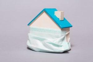 Haus mit Maske Blogbeitrag Baufinanzierung trotz Corona